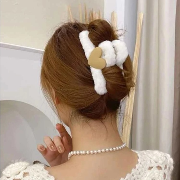 Boutique Accessories - NEW| Women’s Fluffy Heart Hair Clip/Claw